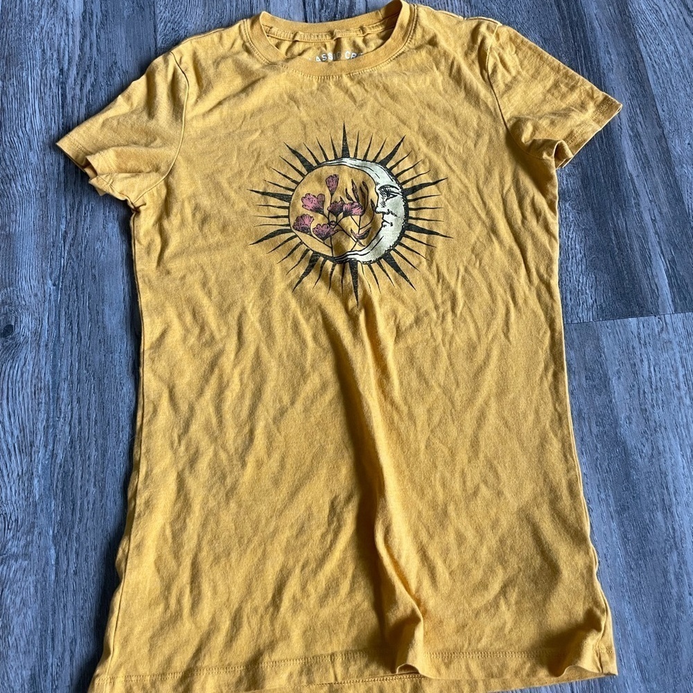 Aeropostale Women’s Yellow Moon Short Sleeve Tee Shirt, size medium